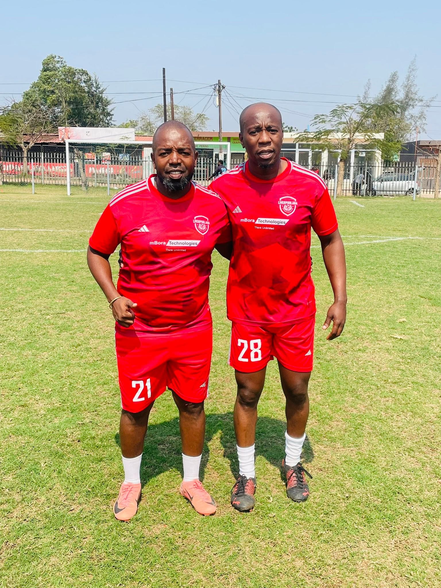 Atletas do Liverpoolana com equipamento oficial vermelho em dia de jogo